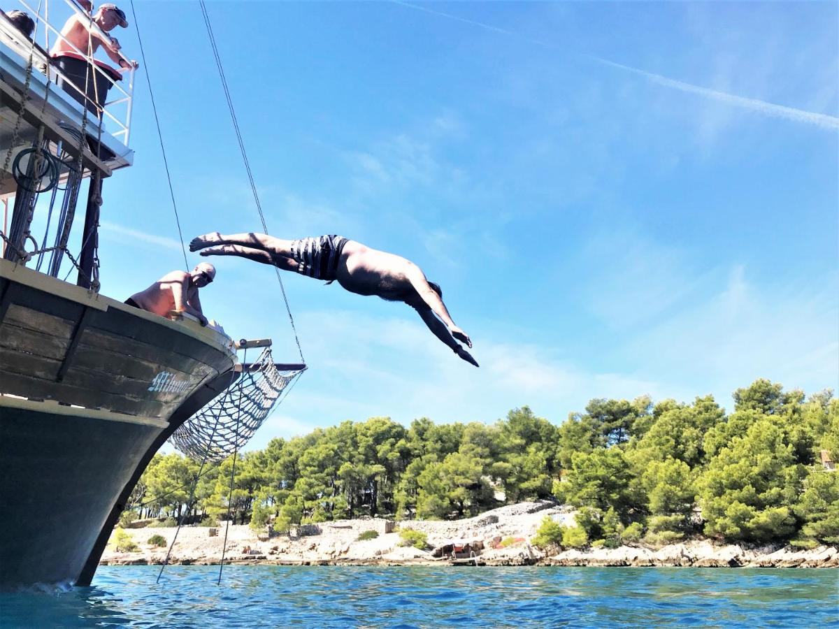 Rhythm Floating Hostel - Zadar Buitenkant foto